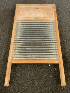 (1) VINTAGE WOOD AND METAL WASH BOARD