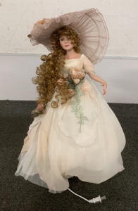 (1) VINTAGE PORCELAIN DOLL LAMP WITH PLUG IN (NO BULB)