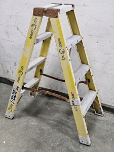 4' TWO SIDED STEP LADDER