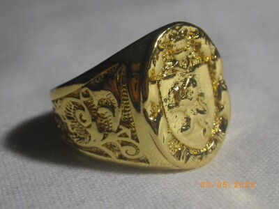 14k Gold Ring w/ Crest