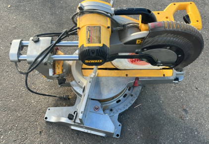 DEWALT 12&rdquo; DOUBLE BEVEL SLIDING COMPOUND SAW
