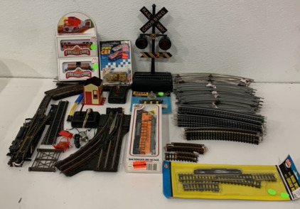 (40)Train Set Tracks (3) Train Cars (1) Railroad Crossing sign with track