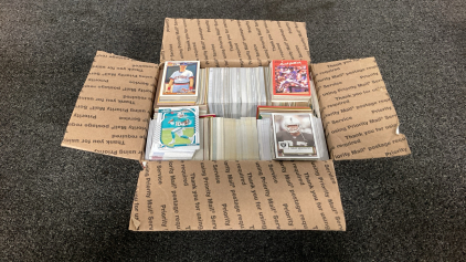 MEDIUM BOX OF COLLECTIBLE SPORTS CARDS. FOOTBALL AND BASEBALL
