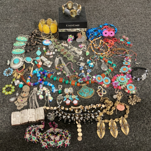 BAG OF COSTUME JEWELRY