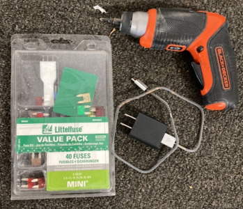 WIRELESS BLACK AND DECK DRILL, 40 FUSE PACK