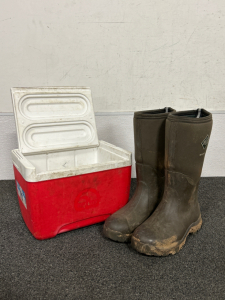 PAIR OF MUCK BOOTS SIZE 7 AND SMALL 9-QUART IGLOO LUNCH COOLER