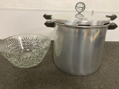 ALUMINUM DELUXE COOKER/CANNER AND GLASS BOWL AND GLASSES