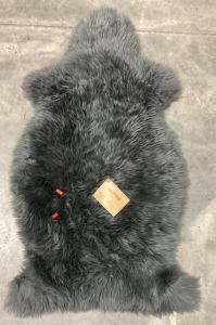 (1) PELT OF NATURAL SHEEPSKIN (GREY) (21”X41)