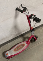 (1) PINK ELECTRIC RAZOR SCOOTER E150 (POWERS ON) - 2