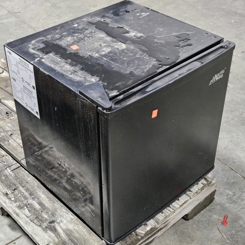 ARCTIC KING MINI FRIDGE (NOT TESTED)