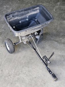 TOW BEHIND SPREADER