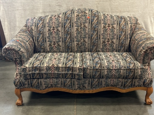 LOVESEAT WITH STRIPED PRINT AND WOODEN LEGS