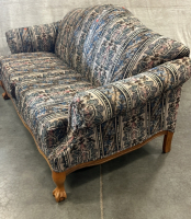 LOVESEAT WITH STRIPED PRINT AND WOODEN LEGS - 3