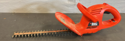 BLACK AND DECKER ELECTRIC HEDGE TRIMMER ( WORKS )