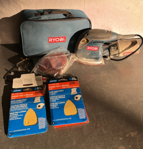RYOBI 5 1/2 CORNER CAT COMPACT FINISH SANDER W/ EXTRA SUPPLIES