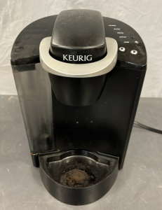 BLACK KEURIG MACHINE ( WORKS)