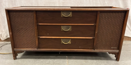 MAGNAVOX RECORD PLAYER W/ EXTRA DIAMOND NEEDLES ( 24”x 50”)