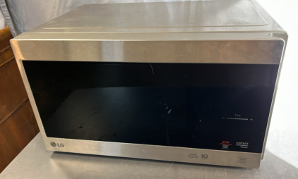 LG MICROWAVE OVEN ( POWERS ON )