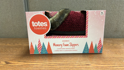 TOTES TOASTIES 9-10 SIZE WOMENS SLIPPERS ( NEW )