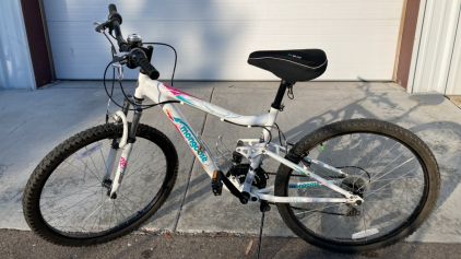 26&rdquo; Mongoose Ledge 2.1 Bicycle (White/Teal Lettering)