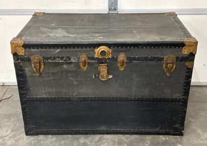 40x24x25 VINTAGE STORAGE TRUNK