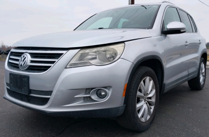 2011 VOLKSWAGON TIGUAN - AWD!