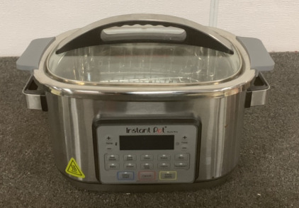 (1) INSTANT POT MULTI COOKER WITH RACK (POWERS ON)