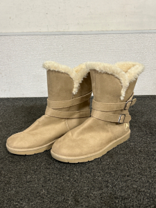 PAIR OF LADIES SIZE 8 WINTER BOOTS