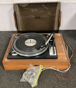 REALISTIC ELAC MIRACORD 46 RECORD PLAYER (TURNS ON)