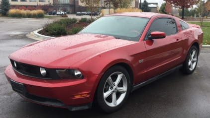 2010 FORD MUSTANG - HEATED SEATS !