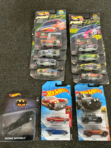 13 HOT WHEELS INCLUDING 8 FROM 1998 PRO RACING SERIES