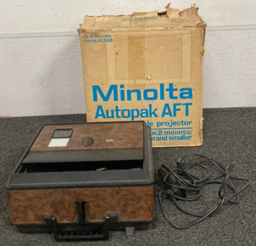 MINOLTA AUTOPAK AFT AUTOFOCUS SLIDE PROJECTOR (TURNS ON)