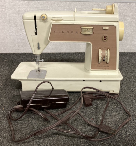 SINGER SEWING MACHINE ( TURNS ON )