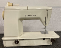 SINGER SEWING MACHINE ( TURNS ON ) - 4