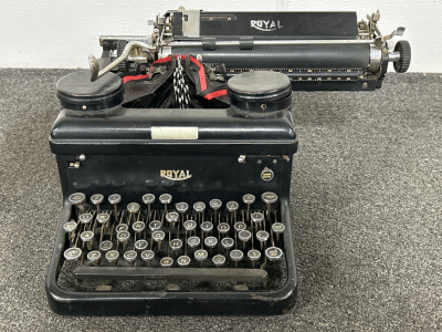 ANTIQUE ROYAL TYPEWRITER (FOR DISPLAY ONLY)