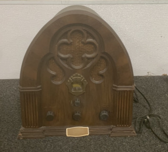 (1) VINTAGE/ANTIQUE PHILCO RADIO (POWERS ON)