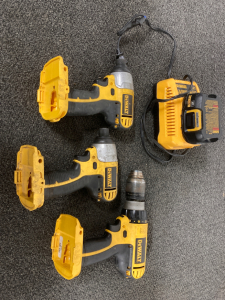 DEWALT POWER TOOLS, (2) IMPACT DRIVERS, SCREW DRIVER, ONE BATTERY AND CHARGER, ALL WORK