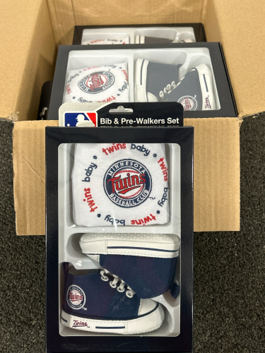 4 MINNESOTA TWINS BIB & PRE-WALKERS SETS