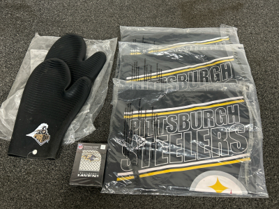 PITTSBURGH STEELERS CINCH BACKPACKS (3), PURDUE UNIVERSITY SILICON OVEN MITTS (2) AND BALTIMORE RAVENS PLAYING CARDS