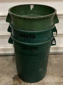 (3) Brute 32 Gallon Trash Can