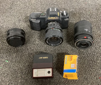 (1) CANON T50 PROGRAMMED AUTOMATION AUTOMATIC FILM TRANSPORT CAMERA WITH (1) CAMERA BAG, (1) CANON SPEEDLITE 244T ATTACHMENT, (2) LENSE ATTACHMENTS, AND MORE - 2