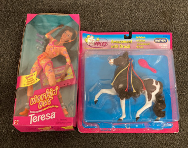 (1) VINTAGE WORKIN OUT TERESA DOLL WITH BARBIE MUSIC CASSETTE INCLUDED AND (1) VINTAGE DAPPLES STALLION &ldquo;AMAZEMENT&rdquo; WITH BRUSH