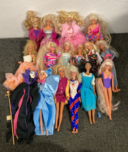 (14) VINTAGE BARBIE DOLLS WITH (2) VINTAGE DISNEY DOLLS