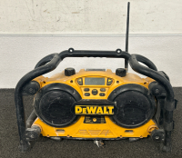 WORKING DEWALT CLOCK RADIO-DUAL POWER SOURCE