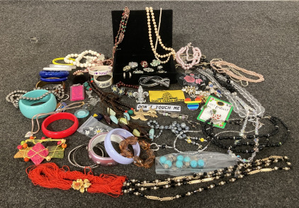 JEWELRY BOX WITH LARGE ASSORTMENT OF COSTUME JEWELRY