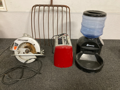SKILSAW 7 1/4&rdquo; UNTESTED NO BLADE, PETMATE ELECTRONIC PORTION CONTROL BOWL, KITCHEN SELECTIVES TWO SLICE TOASTER, OLD IRON PITCHFORK HEAD
