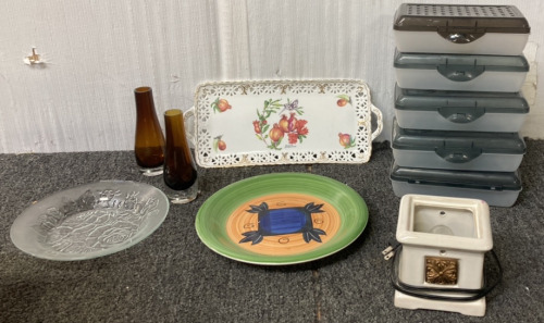 (5) PENCIL BOXES, (2) AMBER VASES, (1) ROSE GLASS PLATE, ALLIED DESIGN PLATE, WAX MELT, SERVING DISH