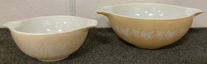 (2) VINTAGE PYREX 1.5 QT AND 4 QT SANDALWOOD MIXING BOWLS