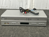 MEMOREX VCR/DVD COMBO WITH REMOTE AND AUDIO/VIDEO CABLES (POWERS ON)