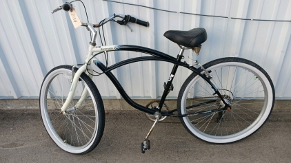 26" Schwinn Riverside Bicycle (Black/ White)